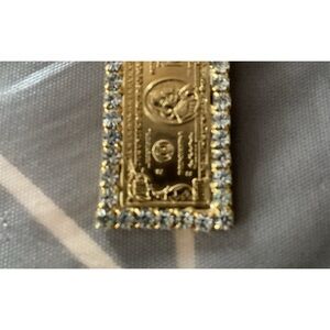 100.00 pendant.gold tone.